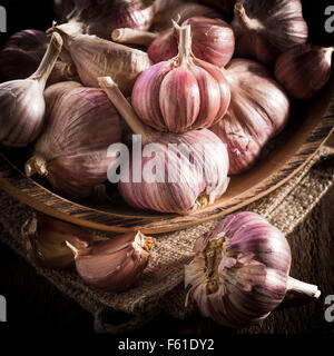 Tête d'ail sur fond de bois rustique Banque D'Images