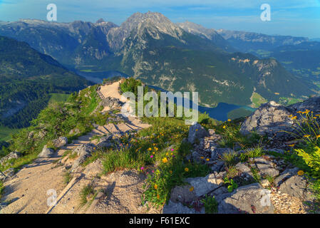 Belle vue du haut de la nacelle au-dessus du lac Konigsee sur Schneibstein la crête de la montagne. Frontière de l'Allemagne et l'Autriche, Alpes Banque D'Images