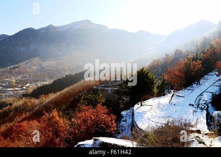 Beijing, Beijing, Chine, du RCS. 10 Nov, 2015. Beijing, Chine - le 6 novembre 2015 : (usage éditorial uniquement. Chine OUT) Première neige couverts Yan Montagne. © SIPA Asie/ZUMA/Alamy Fil Live News Banque D'Images