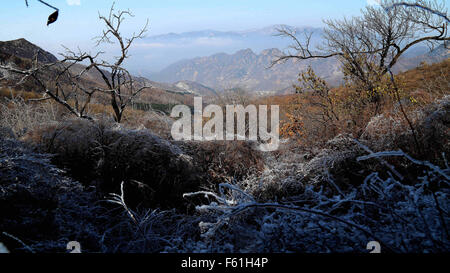 Beijing, Beijing, Chine, du RCS. 10 Nov, 2015. Beijing, Chine - le 6 novembre 2015 : (usage éditorial uniquement. Chine OUT) Première neige couverts Yan Montagne. © SIPA Asie/ZUMA/Alamy Fil Live News Banque D'Images