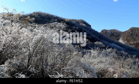 Beijing, Beijing, Chine, du RCS. 10 Nov, 2015. Beijing, Chine - le 6 novembre 2015 : (usage éditorial uniquement. Chine OUT) Première neige couverts Yan Montagne. © SIPA Asie/ZUMA/Alamy Fil Live News Banque D'Images