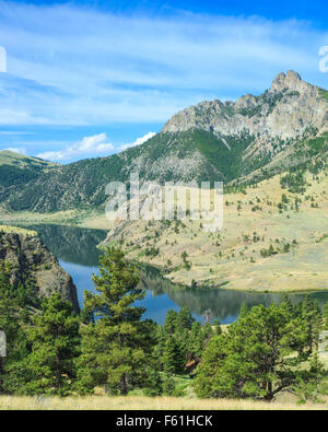 Ci-dessous le lac holter (beartooth Sleeping Giant) montagne vue de la faune de beartooth près de wolf creek, Montana Banque D'Images