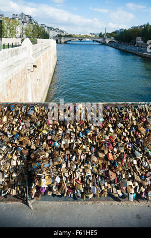 France, Paris, pont de l'Archevêché - love locks Banque D'Images