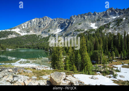 Torrey lac ci-dessous tweedy mountain dans la pioneer montagnes près de elkhorn hot springs, Montana Banque D'Images