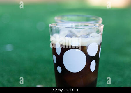 Un verre de cola avec fernet Banque D'Images