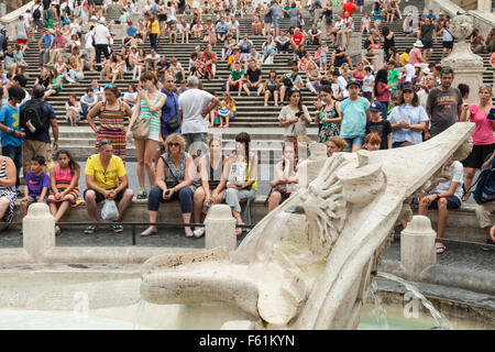 Rome, Italie - 7 août 2015 : foule de touristes se reposer près de Fontana della Barcaccia sur la Piazza di Spagna Banque D'Images