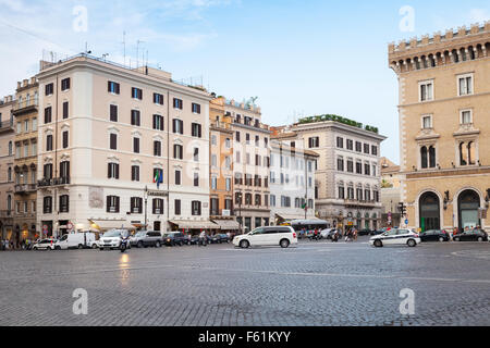 Rome, Italie - 7 août 2015 : la Piazza Venezia, Street View avec quelques touristes et des voitures Banque D'Images