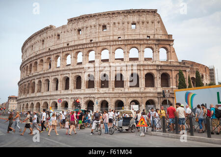 Rome, Italie - 7 août 2015 : les touristes à pied sur la rue près de Colosseum ou Coliseum, également connu sous le nom de l'Amphithéâtre de Flavien Banque D'Images