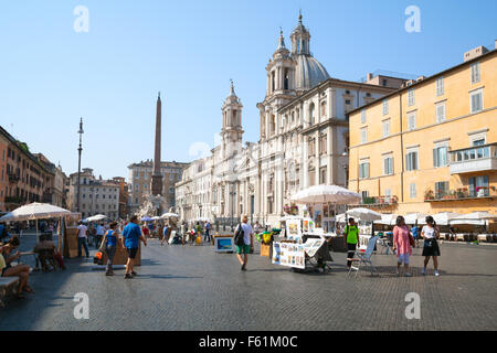 Rome, Italie - 8 août 2015 : Piazza Navona, Street View avec quelques touristes et des marchés de rue Banque D'Images