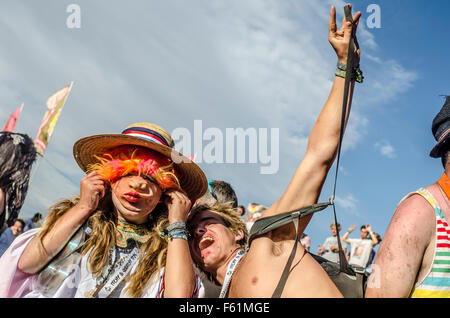 Le Secret Garden Party, Abbots Ripton HUNTINGDON CAMBRIDGESHIRE , Londres 2013. Largement considéré comme l'un des plus cool de '' de ce qu'on appelle la boutique indépendante des festivals. Cette année il y avait une présence policière plus visible et 20 arrestations ont été effectuées pour les médicaments et le vol. Festival a été fondé par l'aristo Freddie Fellowes en 2004 qui souvent grâces les pages de la société. Il a l'intention pour être une alternative aux grands festivals de musique et il s'est étendu à partir de 1000 - 25K impair et 15 étapes. Banque D'Images