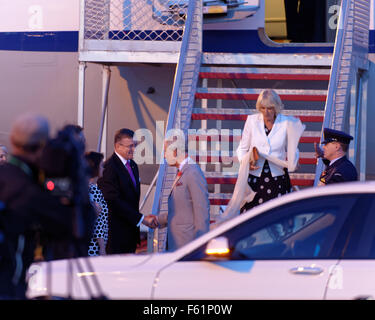 Sydney, Australie - 10 novembre 2015 : le Prince Charles, prince de Galles et de Camilla, Duchesse de Cornouailles arrivent à l'aéroport de Sydney Crédit : MediaServicesAP/Alamy Live News Banque D'Images