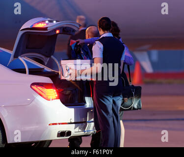 Sydney, Australie - 10 novembre 2015 : le Prince Charles, prince de Galles et de Camilla, Duchesse de Cornouailles arrivent à l'aéroport de Sydney Crédit : MediaServicesAP/Alamy Live News Banque D'Images