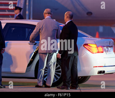 Sydney, Australie - 10 novembre 2015 : le Prince Charles, prince de Galles et de Camilla, Duchesse de Cornouailles arrivent à l'aéroport de Sydney Crédit : MediaServicesAP/Alamy Live News Banque D'Images