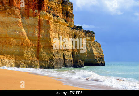 Formations rocheuses spectaculaires sur Benagil Beach sur la côte de l'Algarve Banque D'Images