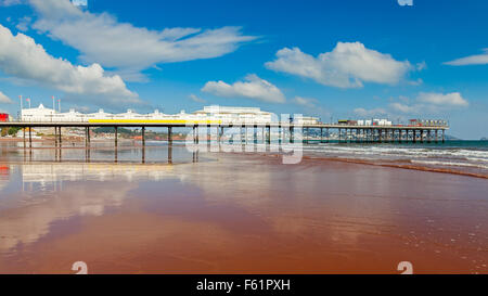 Paignton pier reflétée sur le mouillé et sur la plage Devon, Angleterre Angleterre Europe Banque D'Images