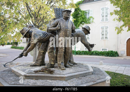 La statue des vignerons. Une statue de bronze représentant des activités de plus en plus de vin ou la viticulture de Puligny Montrachet Bourgogne France Banque D'Images