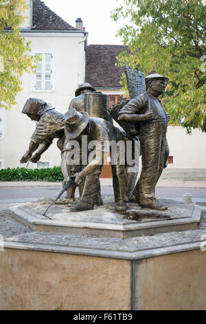 La statue des vignerons. Une statue de bronze représentant des activités de plus en plus de vin ou la viticulture de Puligny Montrachet Bourgogne France Banque D'Images