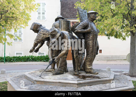 La statue des vignerons. Une statue de bronze représentant des activités de plus en plus de vin ou la viticulture de Puligny Montrachet Bourgogne France Banque D'Images