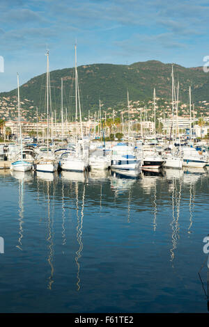 Les bateaux de plaisance et yachts entassés dans le port de Cavalaire sur la côte d'Azur en Provence France Banque D'Images