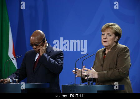 Berlin, Allemagne. 10 Nov, 2015. Le président sud-africain Jacob Zuma rencontre la chancelière allemande Angela Merkel pour la visite officielle en Allemagne pour discuter de politique économique et la politique du climat. Credit : Jakob Ratz/Pacific Press/Alamy Live News Banque D'Images