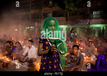 Naryanganj, au Bangladesh. 10 Nov, 2015. Les dévots hindous observer d'Rakher Upobash 3ème jour à 'Baba' Barodi Loknath Ashrom,. Chaque année, des milliers de dévots hindous se rassembler devant Shri Shri Brahmachari Lokenath temple de l'Ashram pour le Rakher Upobash Kartik Brati ou festival religieux en Barodi, près de Dhaka, Bangladesh. Fidèles s'asseoir en face de la lumière des bougies ( nommé localement comme Prodip ) et absorber dans la prière. Credit : Belal Hossain Rana/Pacific Press/Alamy Live News Banque D'Images