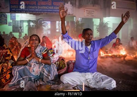 Naryanganj, au Bangladesh. 10 Nov, 2015. Les dévots hindous observer d'Rakher Upobash 3ème jour à 'Baba' Barodi Loknath Ashrom,. Chaque année, des milliers de dévots hindous se rassembler devant Shri Shri Brahmachari Lokenath temple de l'Ashram pour le Rakher Upobash Kartik Brati ou festival religieux en Barodi, près de Dhaka, Bangladesh. Fidèles s'asseoir en face de la lumière des bougies ( nommé localement comme Prodip ) et absorber dans la prière. Credit : Belal Hossain Rana/Pacific Press/Alamy Live News Banque D'Images