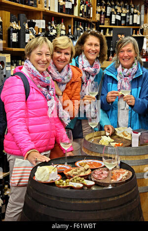 Incroyable de dégustation des produits traditionnels portugais dans une épicerie fine à Porto, Portugal Banque D'Images