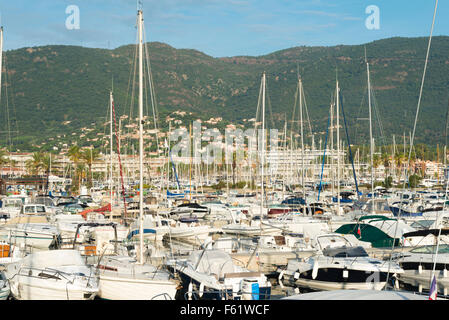 Les bateaux de plaisance et yachts entassés dans le port de Cavalaire sur la côte d'Azur en Provence France Banque D'Images