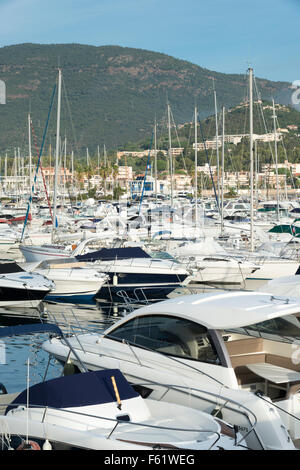 Les bateaux de plaisance et yachts entassés dans le port de Cavalaire sur la côte d'Azur en Provence France Banque D'Images