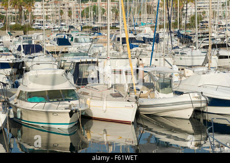 Les bateaux de plaisance et yachts entassés dans le port de Cavalaire sur la côte d'Azur en Provence France Banque D'Images