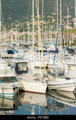 Les bateaux de plaisance et yachts entassés dans le port de Cavalaire sur la côte d'Azur en Provence France Banque D'Images