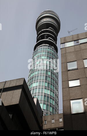 À la recherche jusqu'en haut de la tour de bureaux de poste avec son haut bulbeuse avec toutes les antennes de communication sur les différents étages. Banque D'Images