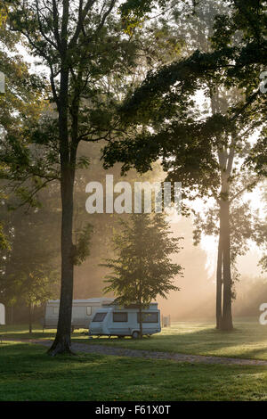 Un camping et caravane dans la brume à l'aube en France Banque D'Images