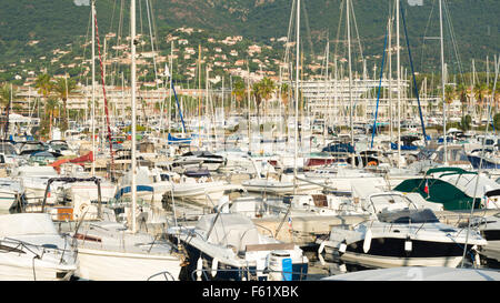 Les bateaux de plaisance et yachts entassés dans le port de Cavalaire sur la côte d'Azur en Provence France Banque D'Images