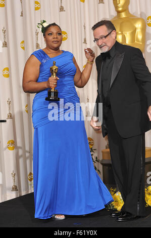 LOS ANGELES, CA - 7 mars 2010 : Mo'nique & Robin Williams à la 82e cérémonie des Oscars au Kodak Theatre, à Hollywood. Banque D'Images