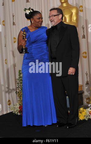 LOS ANGELES, CA - 7 mars 2010 : Mo'nique & Robin Williams à la 82e cérémonie des Oscars au Kodak Theatre, à Hollywood. Banque D'Images