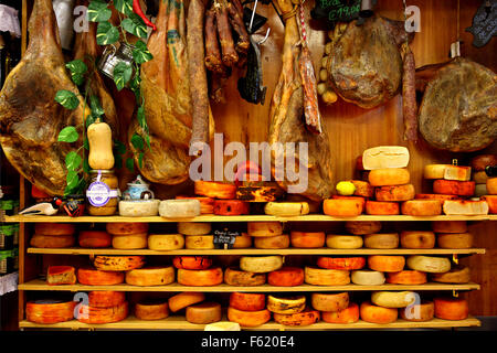 Produits traditionnels portugais incroyable dans une épicerie fine à Porto, Portugal Banque D'Images