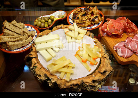 Incroyable de dégustation des produits traditionnels portugais dans une épicerie fine à Porto, Portugal Banque D'Images
