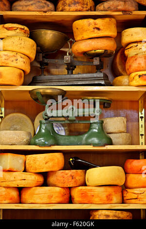 Produits traditionnels portugais incroyable dans une épicerie fine à Porto, Portugal Banque D'Images