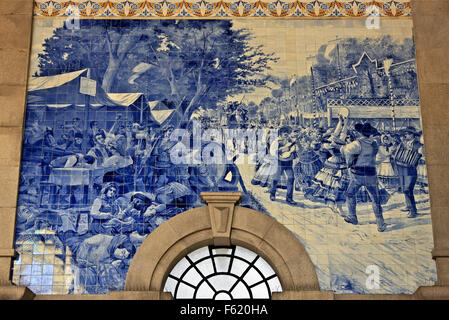 À partir de détails (panneau azulejo dans la gare ferroviaire de Sao Bento, Porto, Portugal. Banque D'Images