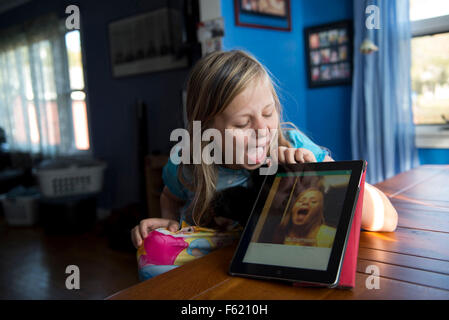 Jeffersonville, New York, USA. Oct 11, 2015. Jillian joue avec une application iPad. Jillian Sager est de 10 ans, fille, et je vis en banlieue, avec son esprit créatif qu'elle crée son petit royaume. Elle est également dans le groupe d'âge moyen - à partir de la fille pour adolescent - qui reflète sur ses relations avec sa famille immédiate. (Crédit : Danielle Shitrit via Zuma sur le fil) Banque D'Images