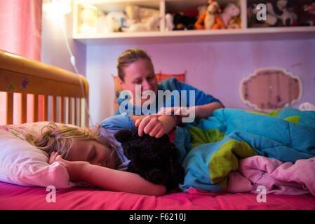 Jeffersonville, New York, USA. Oct 11, 2015. Jeane se réveille Jillian dans la matinée. Jillian Sager est de 10 ans, fille, et je vis en banlieue, avec son esprit créatif qu'elle crée son petit royaume. Elle est également dans le groupe d'âge moyen - à partir de la fille pour adolescent - qui reflète sur ses relations avec sa famille immédiate. (Crédit : Danielle Shitrit via Zuma sur le fil) Banque D'Images