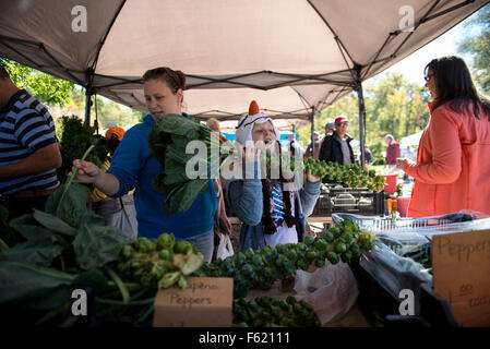 Jeffersonville, New York, USA. Oct 11, 2015. Jillian et sa maman au marché de producteurs du dimanche. Jillian Sager est de 10 ans, fille, et je vis en banlieue, avec son esprit créatif qu'elle crée son petit royaume. Elle est également dans le groupe d'âge moyen - à partir de la fille pour adolescent - qui reflète sur ses relations avec sa famille immédiate. (Crédit : Danielle Shitrit via Zuma sur le fil) Banque D'Images