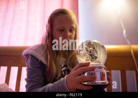 Jeffersonville, New York, USA. Oct 11, 2015. Jillian joue avec son globe collection. Jillian Sager est de 10 ans, fille, et je vis en banlieue, avec son esprit créatif qu'elle crée son petit royaume. Elle est également dans le groupe d'âge moyen - à partir de la fille pour adolescent - qui reflète sur ses relations avec sa famille immédiate. (Crédit : Danielle Shitrit via Zuma sur le fil) Banque D'Images