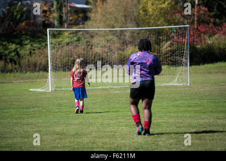 Jeffersonville, New York, USA. Oct 11, 2015. Jillian lors d'un match de football Dimanche. Jillian Sager est de 10 ans, fille, et je vis en banlieue, avec son esprit créatif qu'elle crée son petit royaume. Elle est également dans le groupe d'âge moyen - à partir de la fille pour adolescent - qui reflète sur ses relations avec sa famille immédiate. (Crédit : Danielle Shitrit via Zuma sur le fil) Banque D'Images