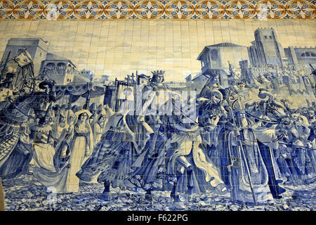 À partir de détails (panneau azulejo dans la gare ferroviaire de Sao Bento, Porto, Portugal. Banque D'Images