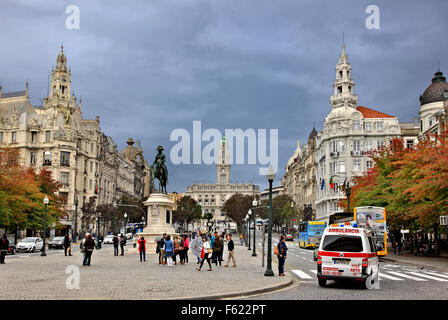 La Praça ('Square') n'General Humberto Delgado et de l'Avenida dos Aliados, Porto, Portugal. Dans l'arrière-plan la Camara Municipal do Porto. Banque D'Images