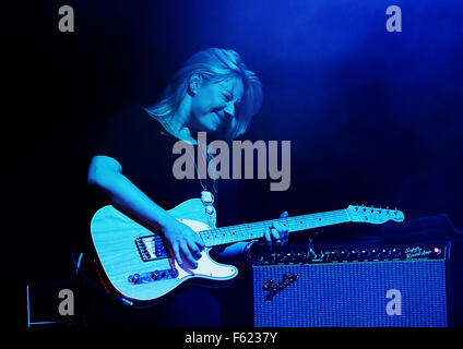 Joanne Shaw Taylor Performing at Liverpool Epstein Theatre avec : Joanne Shaw Taylor Où : Liverpool, Royaume-Uni Quand : 01 Oct 2015 Banque D'Images