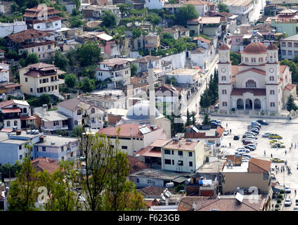 Vue depuis l'enceinte du xiiie siècle château Berat : Saint Demetrius Cathédrale Orthodoxe et la mosquée de plomb Banque D'Images