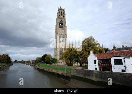 Le Boston Stump, la tour de St Botolph, à côté de la rivière Witham. Boston, Lincolnshire, Royaume-Uni Banque D'Images